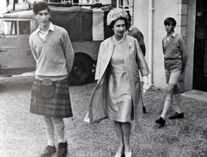 PRINCE CHARLES AND THE QUEEN AT GORDONSTOUN...SEE STY...COLLECT PIC JOLLY NORTHPIX